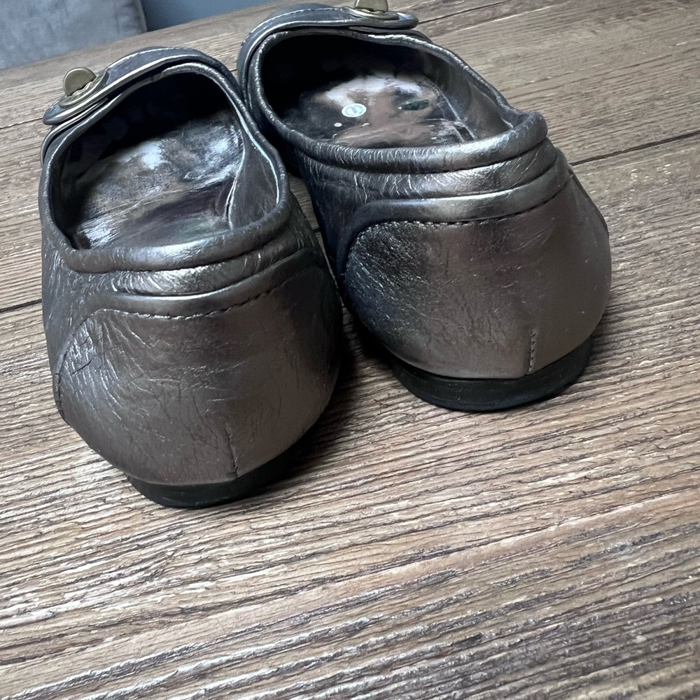 MARC JACOBS pewter metallic turnlock logo flats shoes - Picture 3 of 10